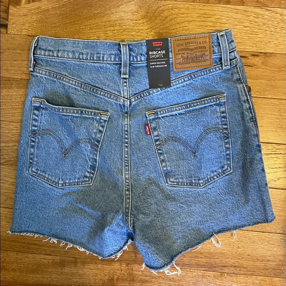 Levi’s rib cage denim shorts size 28